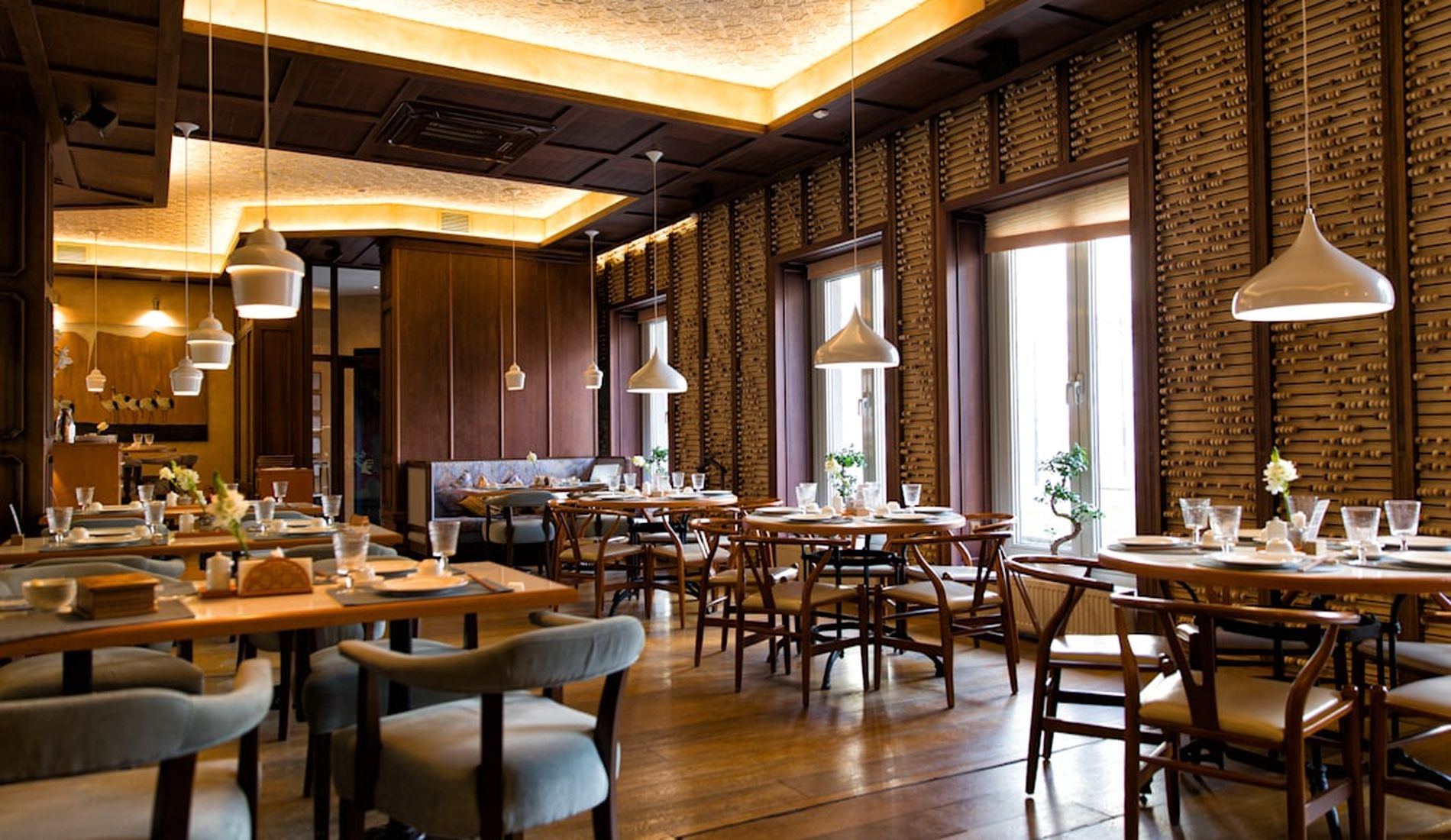 Sala restauracji CrystalVertex w Gdańsku o zmierzchu